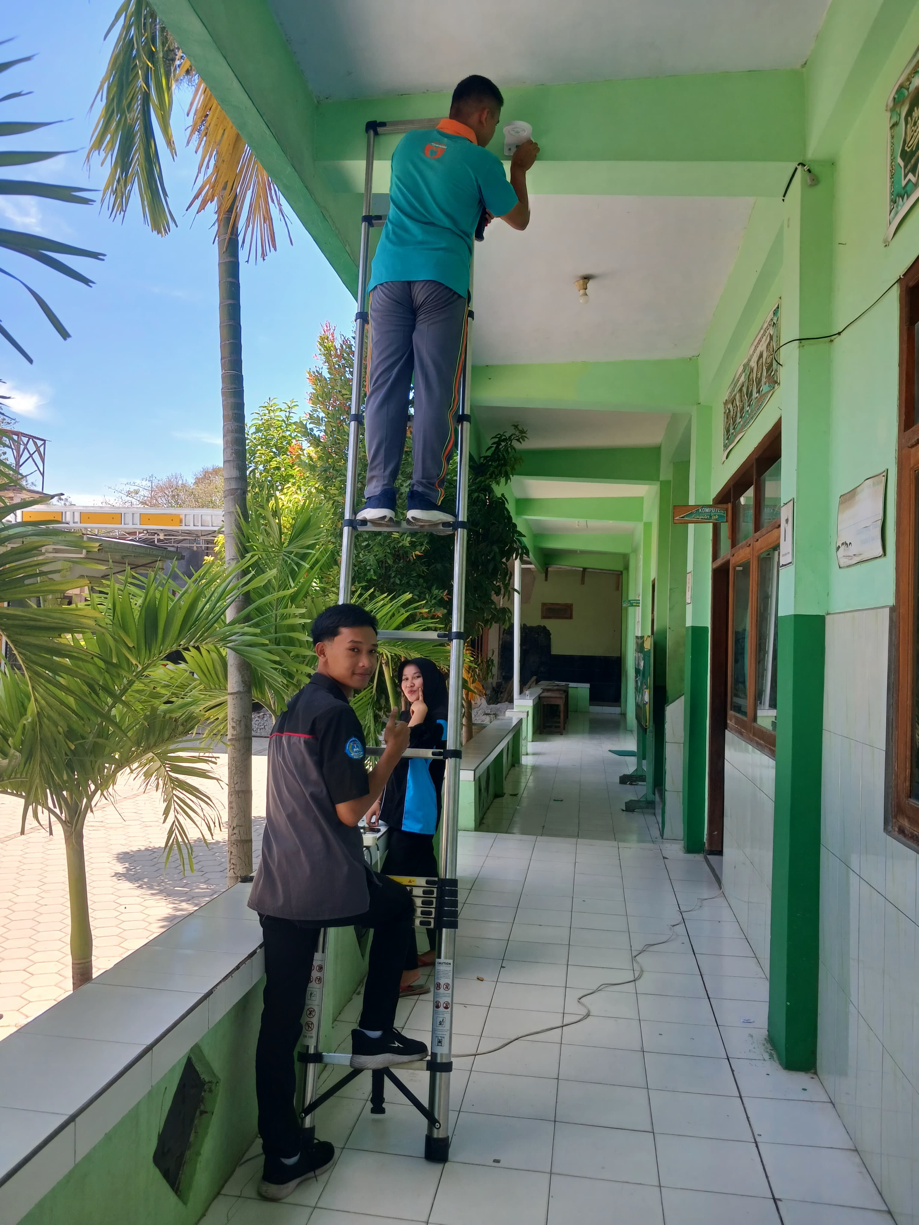 Pemasangan CCTV di MI Ma'arif Kadipaten Ponorogo