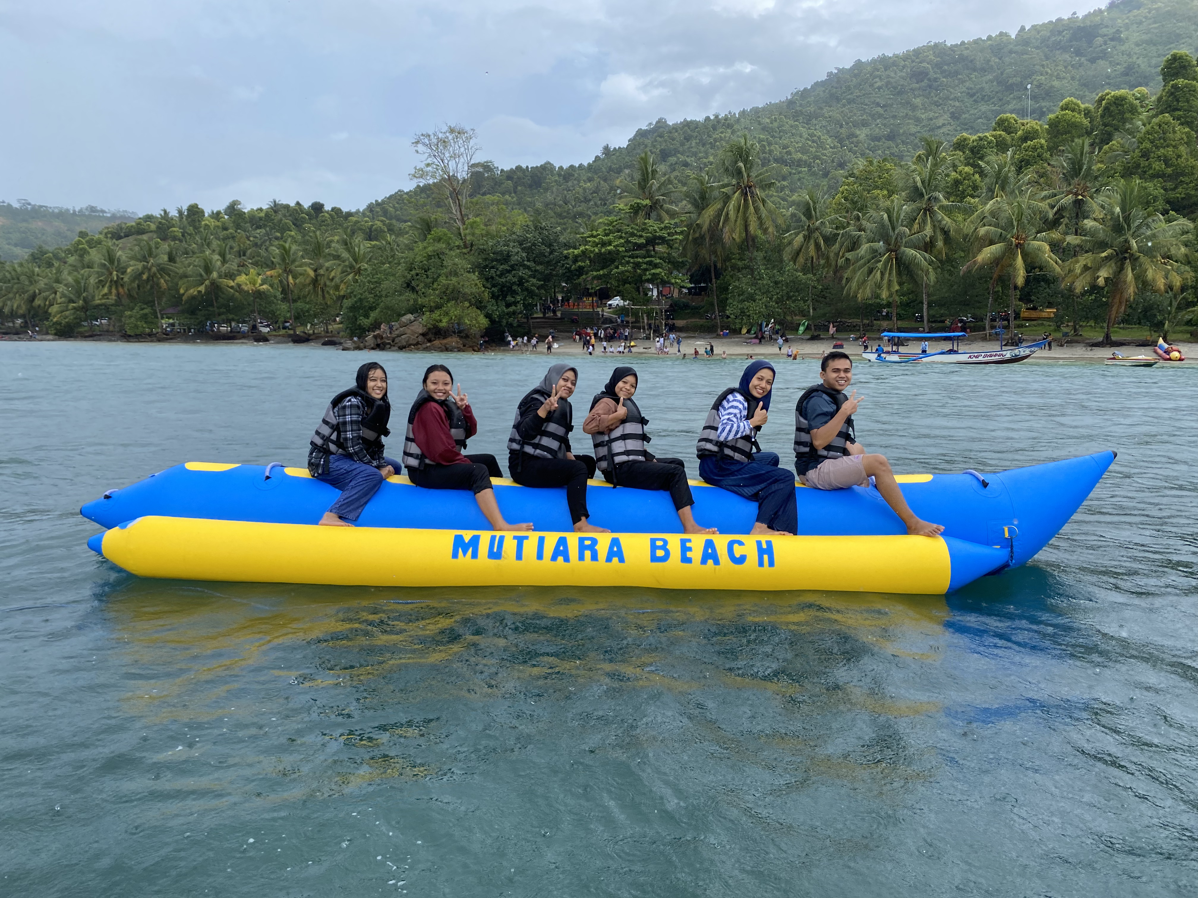 Serunya Main Banana Boat di Mutiara Beach
