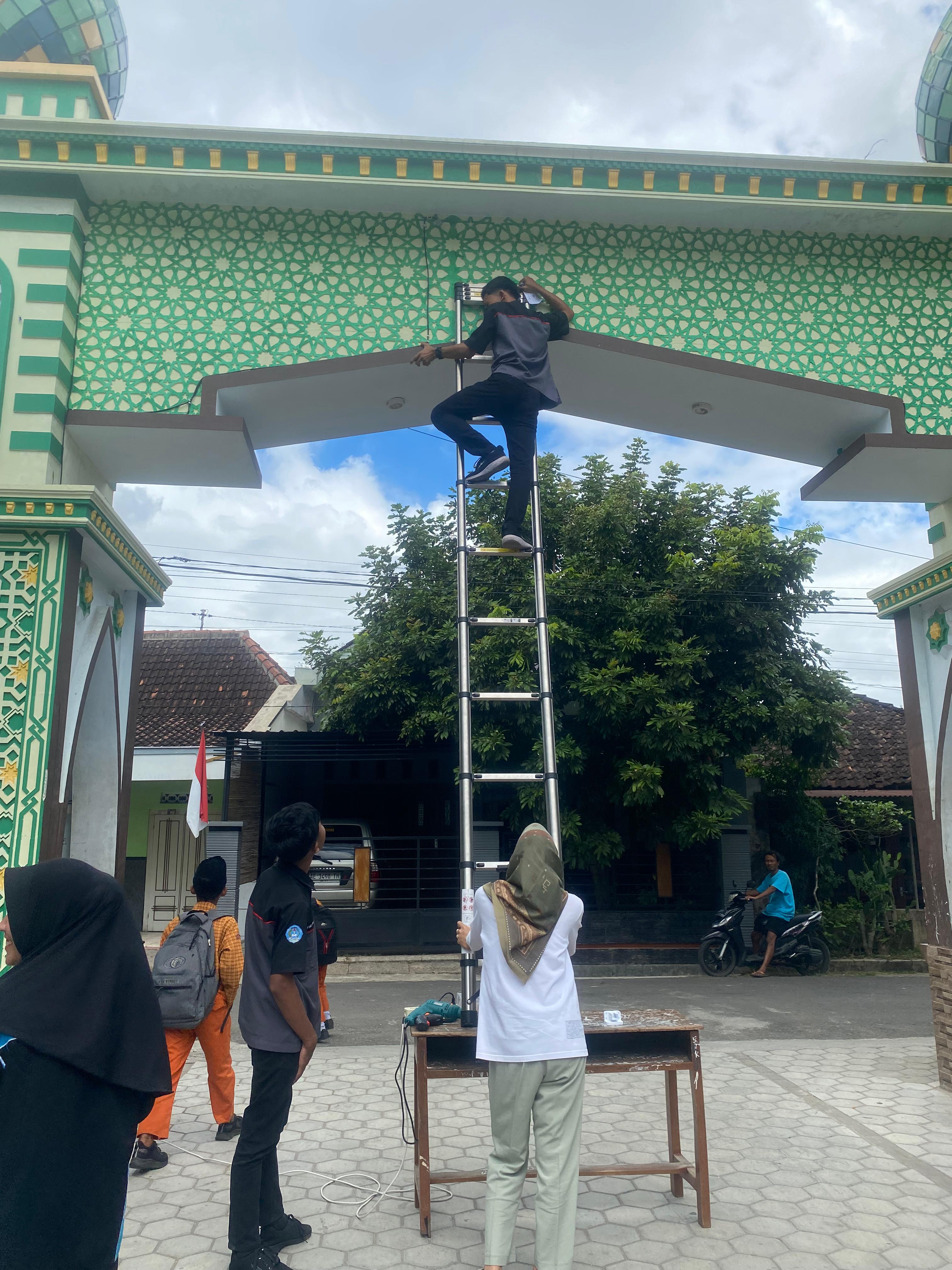 Pemasangan CCTV di Gerbang Utama MI Maarif Kadipaten Ponorogo