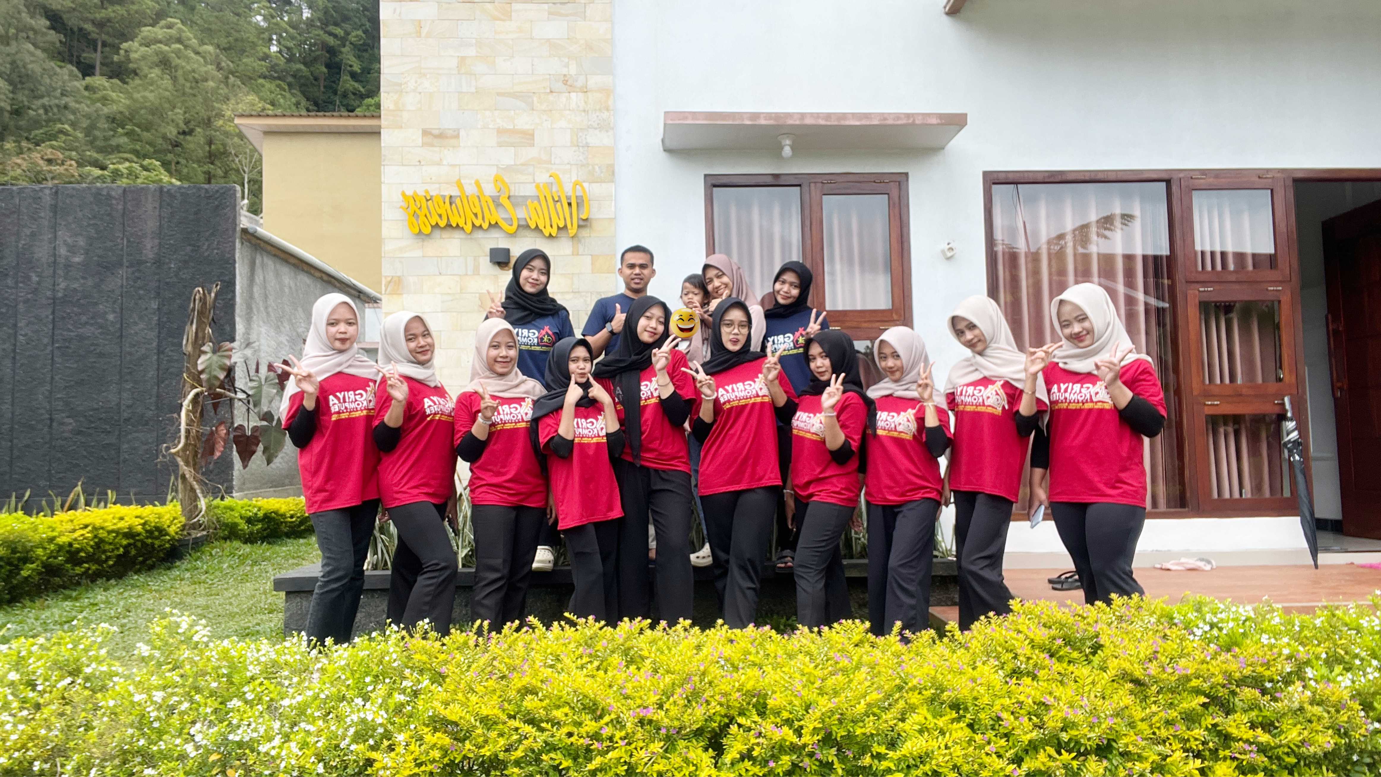 Pelepasan Siswa PKL SMKN 1 Badegan di Bukit Sekipan Tawangmangu Bersama Griya Komputer Ponorogo